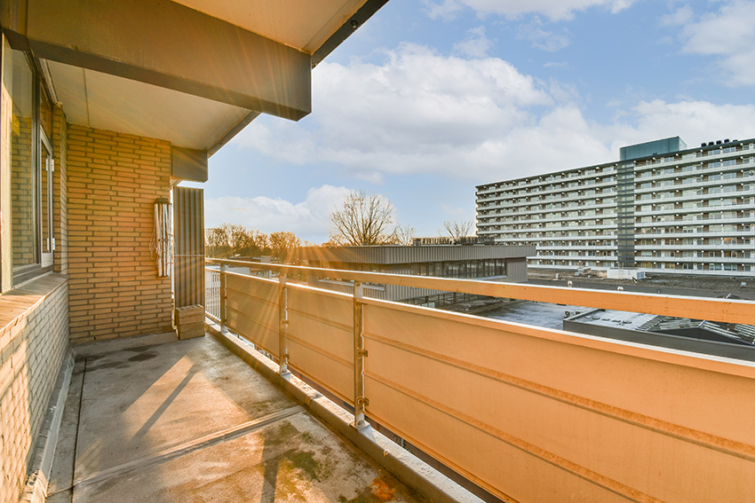 Balkon w nowym budynku w Rzeszowie – możliwe miejsce montażu jednostki zewnętrznej