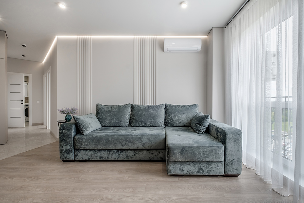 klimatyzator zamontowany w nowoczesnym salonie