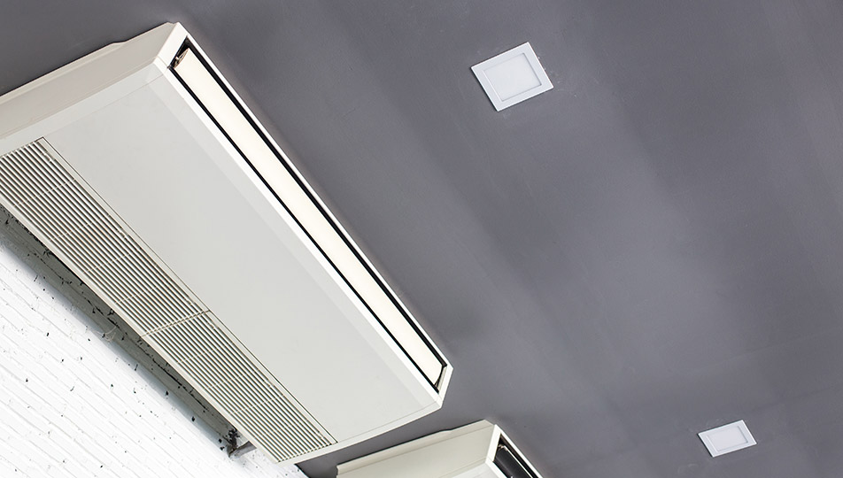 Klimatyzator przypodłogowo-sufitowy zamontowany na suficie