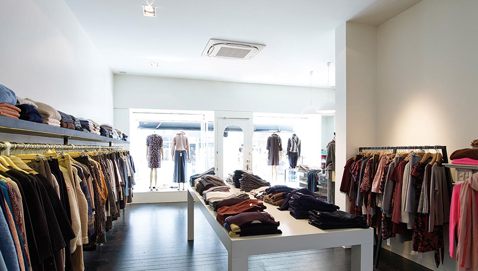 Klimatyzator kasetonowy Daikin po montażu w sklepie