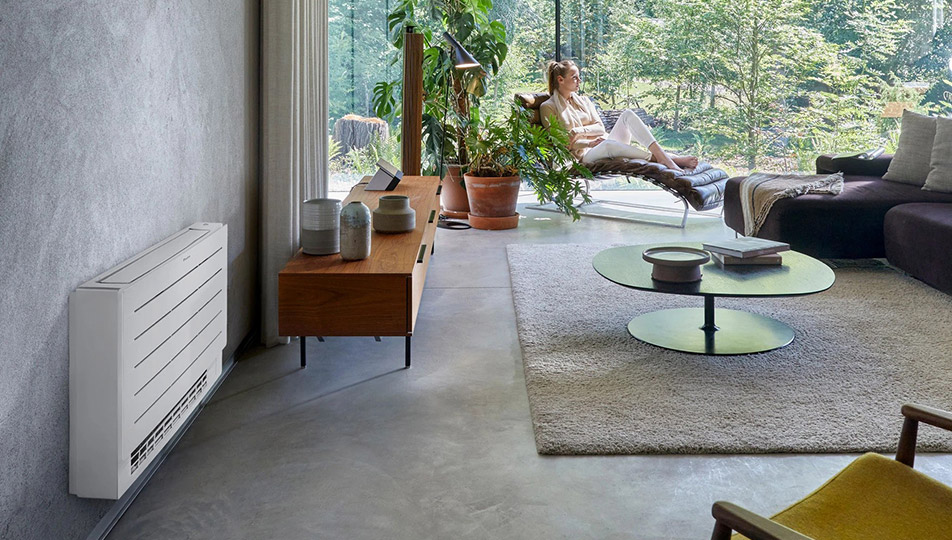 Klimatyzator przypodłogowy Daikin po montażu w salonie