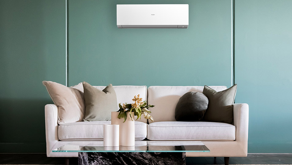 Klimatyzator ścienny HAIER po montażu w salonie