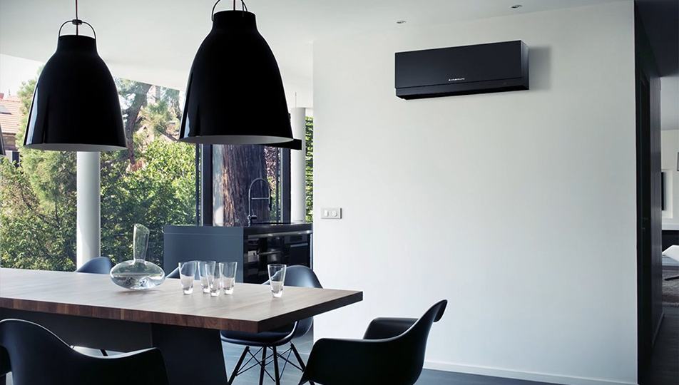 Klimatyzator ścienny Mitsubishi po montażu w salonie