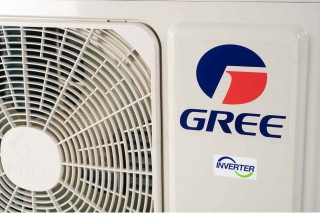 Widok z bliska na jednostkę zewnętrzną Gree Lomo Luxury